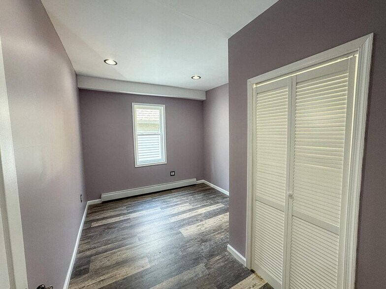 Building Photo - 354 N Main St