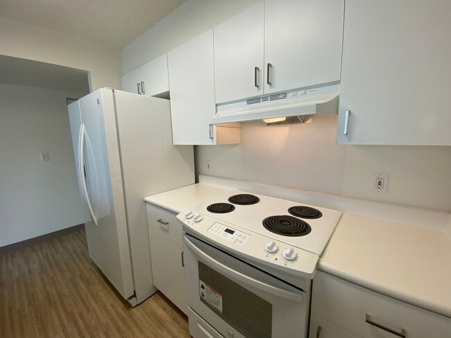 Building Photo - 1 Bedroom / 1 Bathroom Condo with Lanai + ...