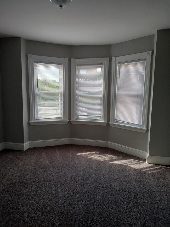 Building Photo - 211 E 13th St