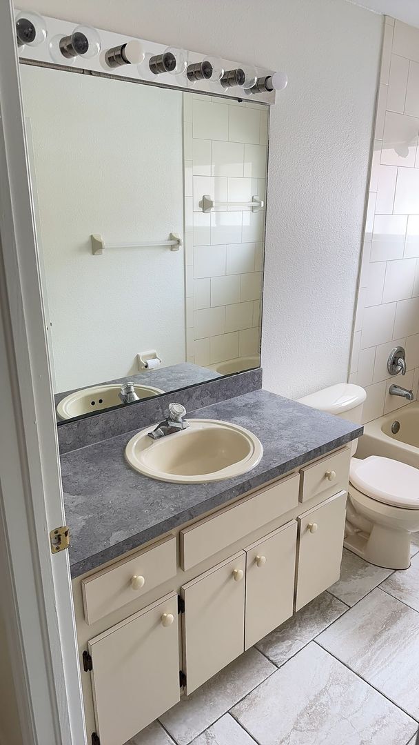 Building Photo - Come see this beautiful 3 bedroom, 2 bath, 2 car garage home for rent near Citrus Park Mall!