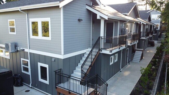 Building Photo - 2 Bedroom 1 Bath - Air conditioner - Washe...