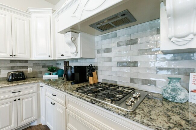Building Photo - Luxury 4-Bedroom, 3-Bathroom Home in Kelse...