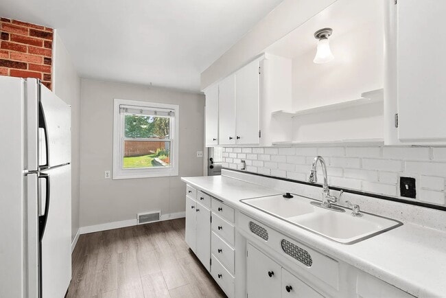 Building Photo - 2112 E 10th Ave