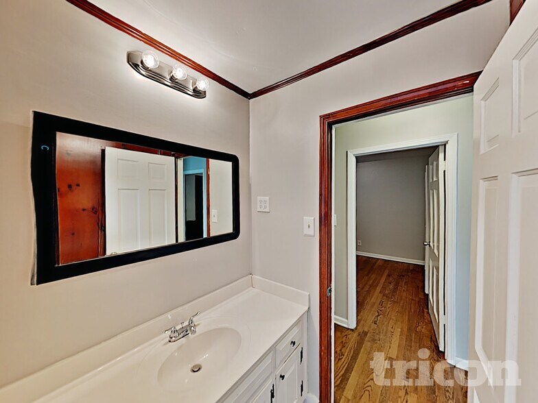 Building Photo - 1606 Huntington Dr
