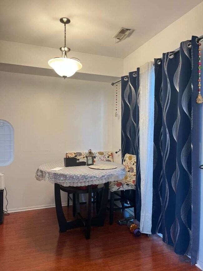 Building Photo - 3166 Bromley Ln