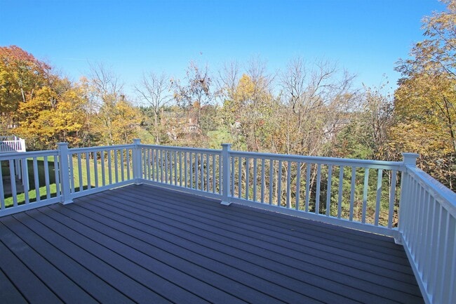 Building Photo - 2060 Willow Hill Dr