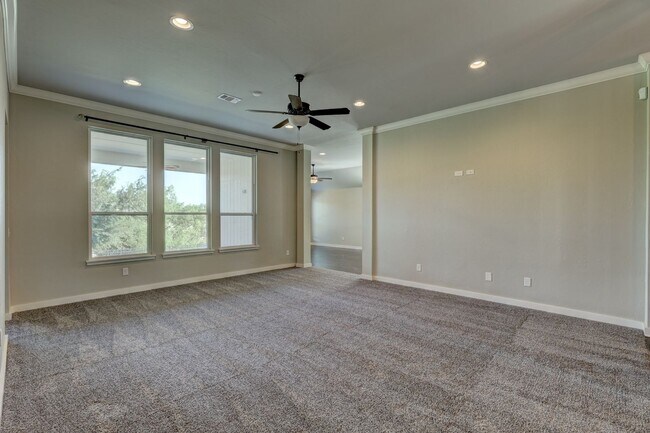 Building Photo - Desirable Home In Valencia Park!