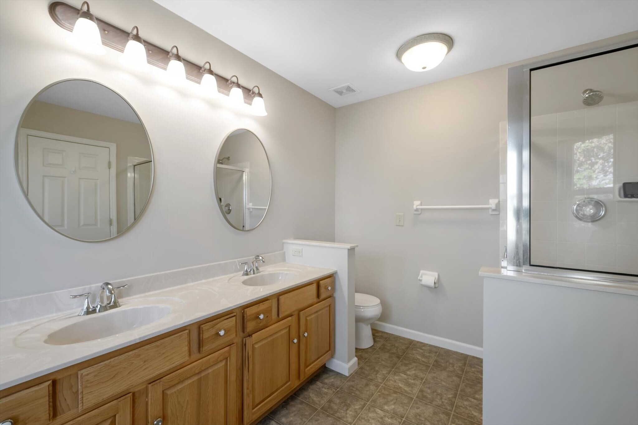 Building Photo - 1583 Briarchase Dr