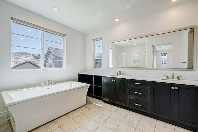 Building Photo - Luxury Living at The Farm