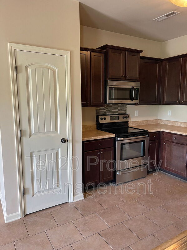 Building Photo - 1326 Ingersoll Dr