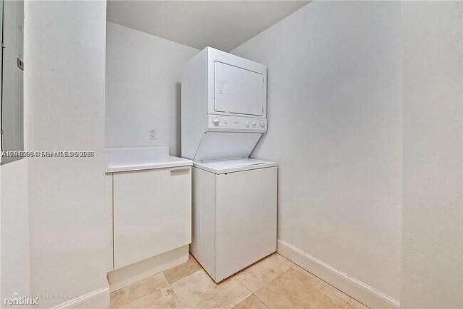 Building Photo - 14951 Royal Oaks Ln