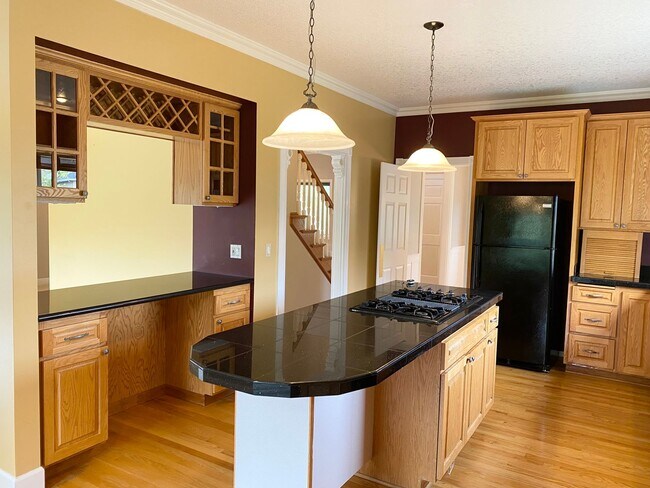 Building Photo - Beautiful custom home in Lakeshore Estates