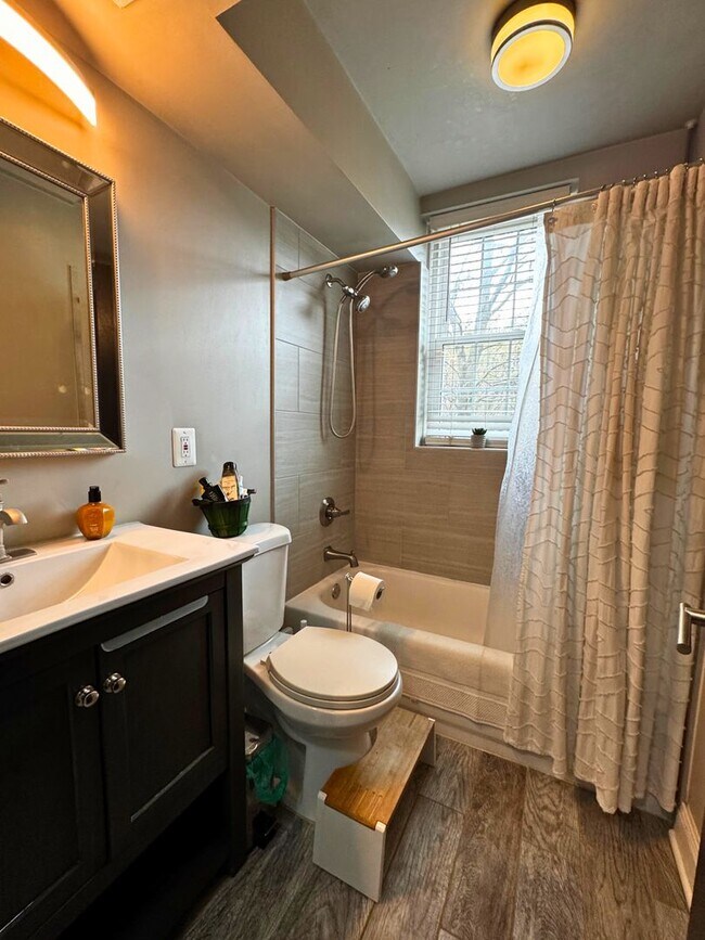 Building Photo - Modernized Fully Furnished 1BR, 1BA Condo at Arbors of Arlington