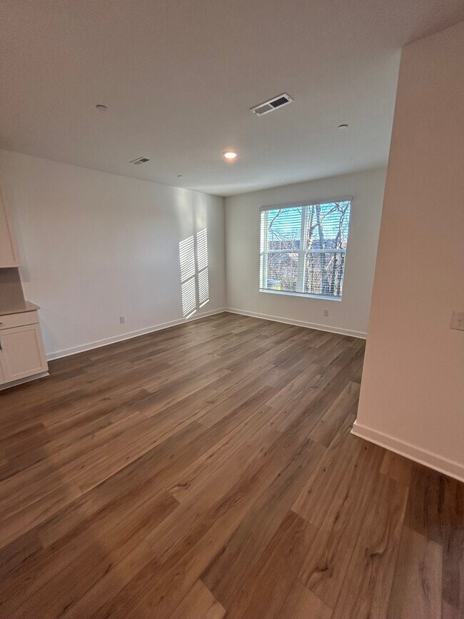 Building Photo - 700 Dreamers Private Ln