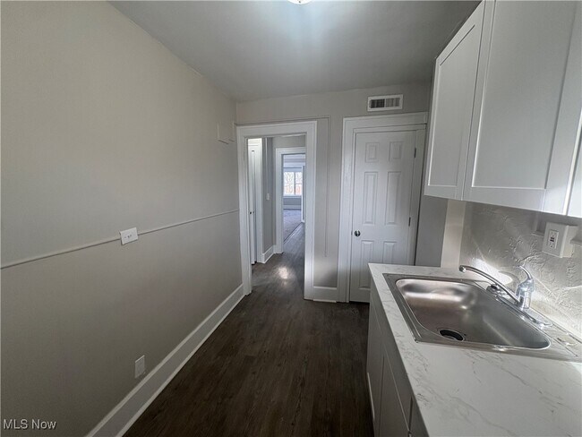 Building Photo - 14236 Lakeshore Blvd