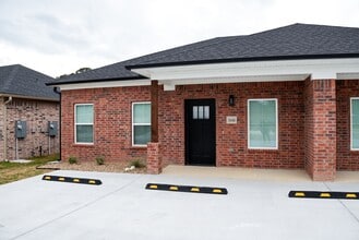 Building Photo - 200 N Main St