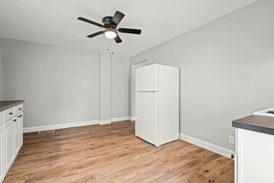 Building Photo - 208 S Swan St