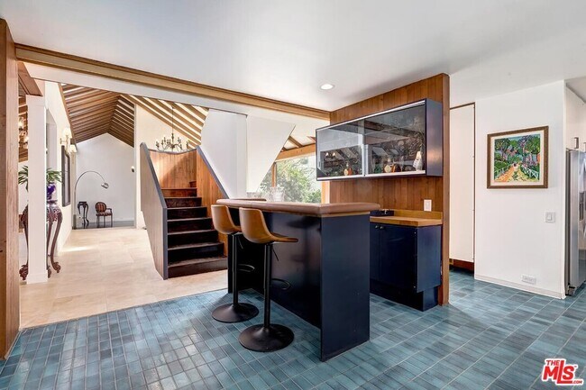 Building Photo - 515 N Roxbury Dr