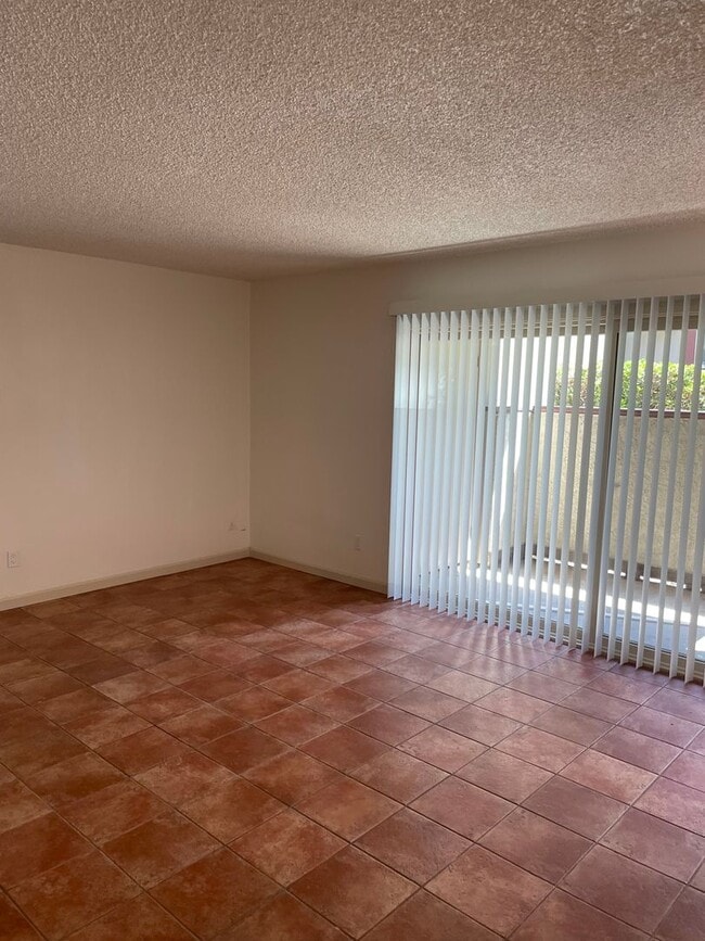 Building Photo - Bright and Charming 3 Bedroom 2 Bath Condo with Patio and A/C!