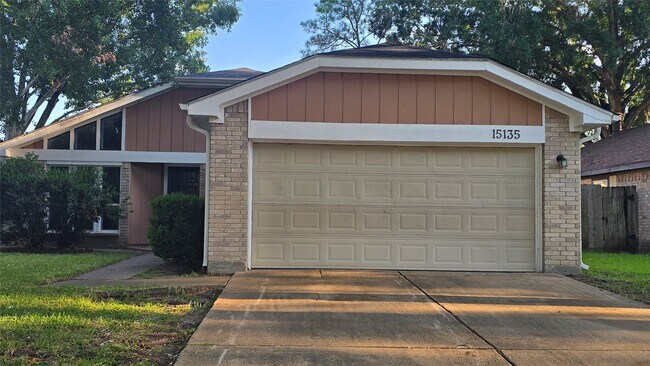 Primary Photo - 15135 Beechnut St