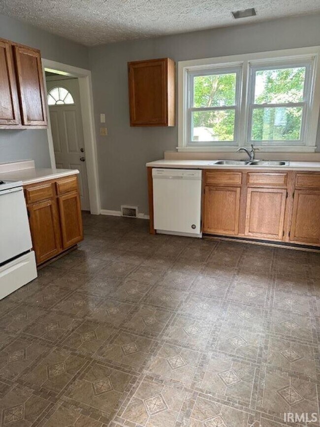 Building Photo - 1302 N Woodburn Ave