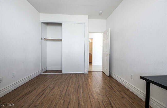 Building Photo - 212 Waterton Lakes Ave