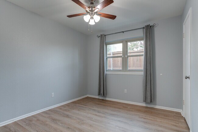 Building Photo - 4 Bed 3 Bath Pre-lease in Central Lubbock!!!