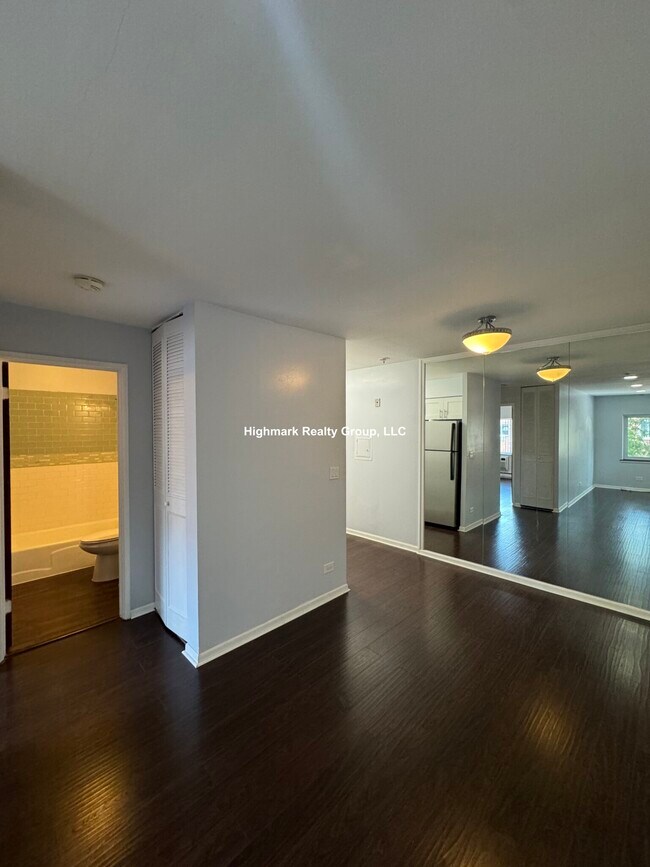 Building Photo - 3825 N Pine Grove Ave