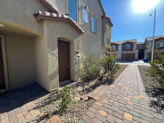Building Photo - GATED 2 BED 2.5 BATH 2 CAR GARAGE 2 FLOOR TOWNHOUSE IN HENDERSON