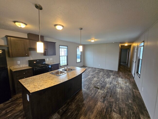 Building Photo - 6001 E Maple