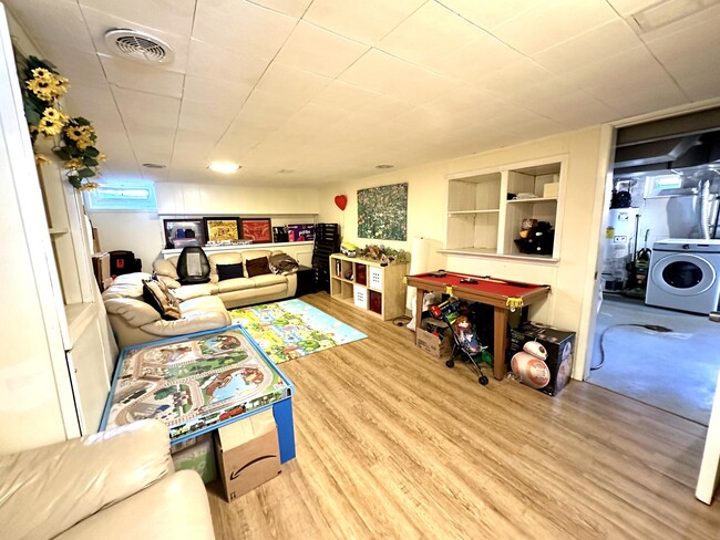 Building Photo - 4940 N Wildwood Ave