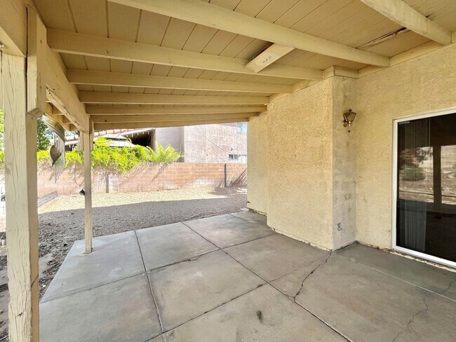 Building Photo - Gorgeous 4 Bedroom Home with Pool & Spa Located in The Lakes