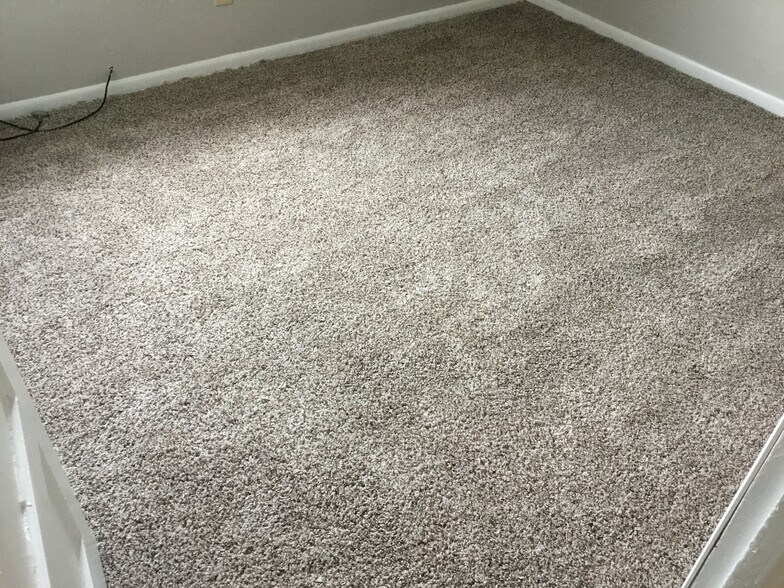 Building Photo - 1204 E 10th St