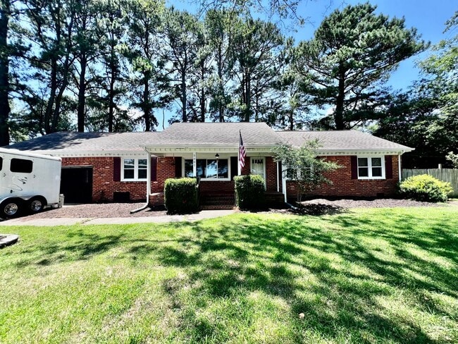 Building Photo - Brick ranch on half acre lot in Virginia B...