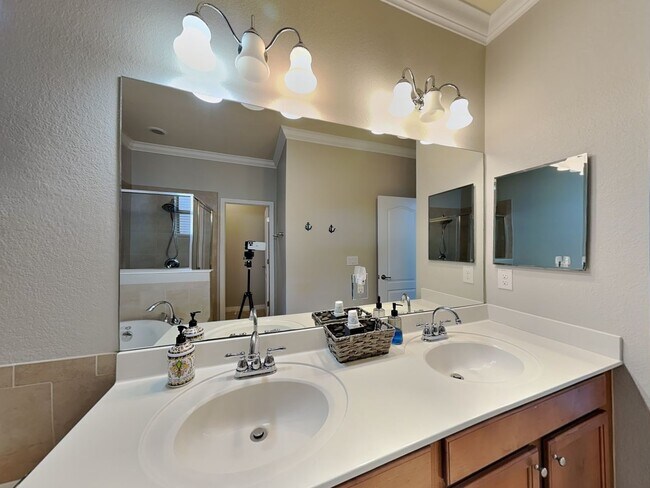 Building Photo - 11280 Reflection Isles Blvd