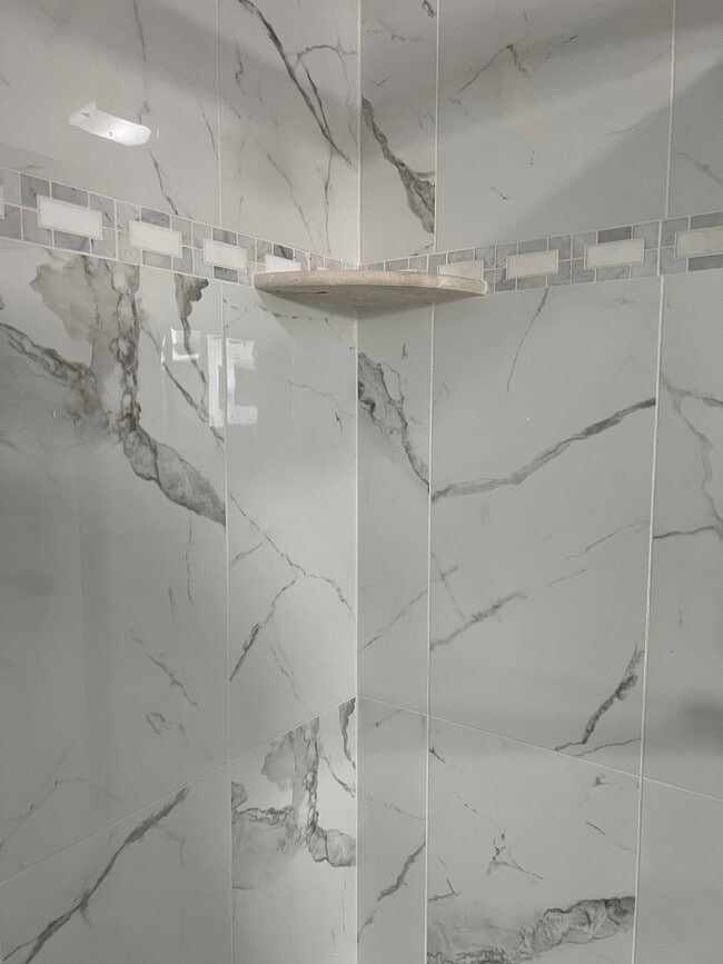 Building Photo - 951 N Oxford Ave