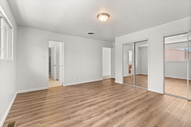 Building Photo - Large 4 Bedroom 2 Bath House