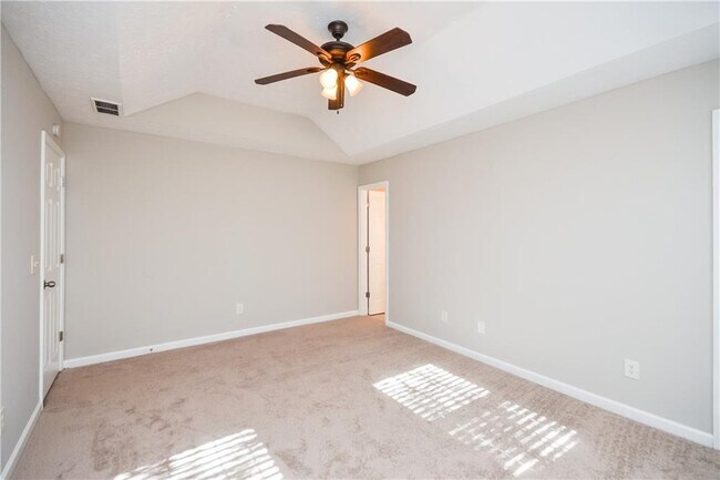 Building Photo - 300 Claremont Dr