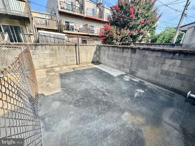 Building Photo - 1356 Towson St
