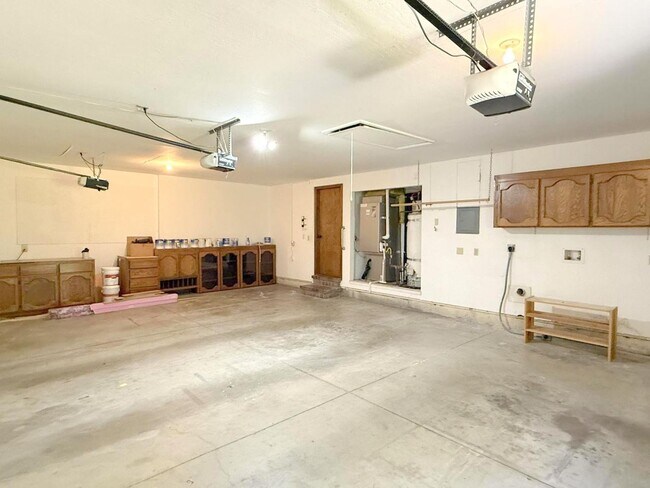 Building Photo - NEW PRICE ! Sprawling ranch home located i...