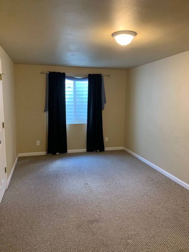 Building Photo - BEAUTIFUL, SPACIOUS, 4 BEDROOM, 3 BATHROOM...
