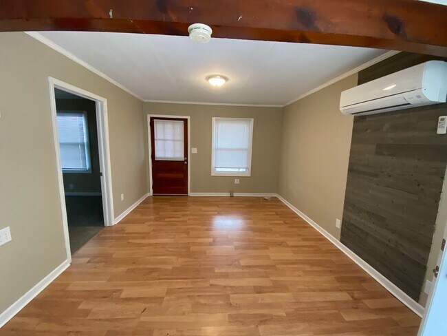Building Photo - 1404 Rosewood Ln