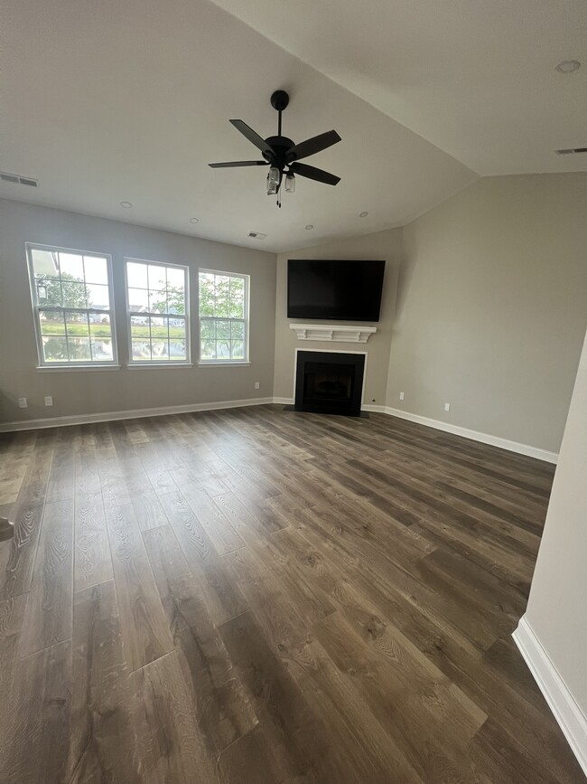 Building Photo - 920 Hanson Dr