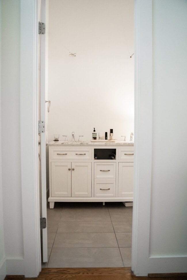 Building Photo - 424 36th Ave N