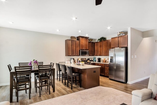 Building Photo - Fully Furnished 3 Bedroom 2.5 Bath Townhom...