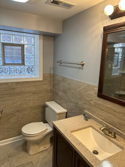 Building Photo - 3532 N Oriole Ave