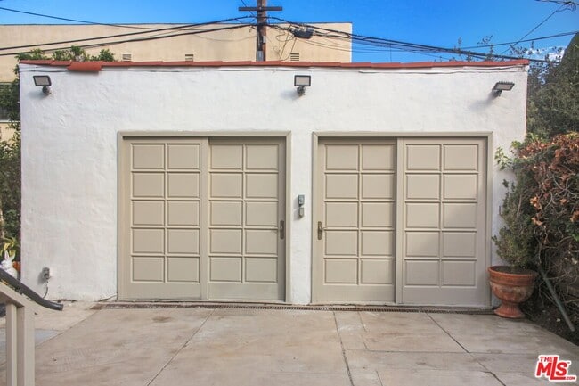 Building Photo - 208 S Rodeo Dr
