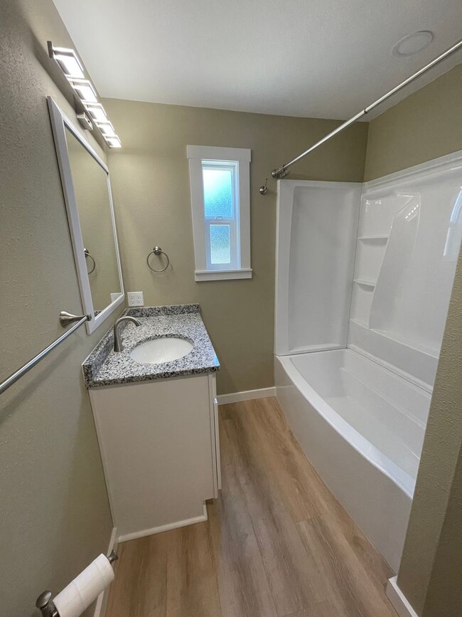 Building Photo - Gorgeous Fully Remodeled Three Bedroom Hom...