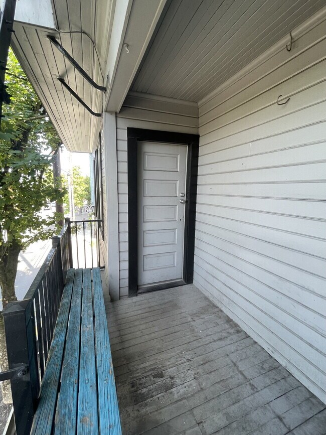 Building Photo - Spacious 3-Bedroom, 1.5-Bathroom Apartment in NW Portland