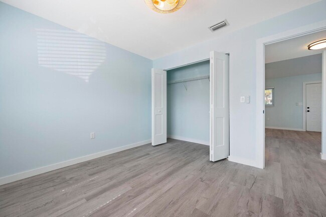 Building Photo - GORGEOUS FULLY RENOVATED 1st FLOOR 2 BEDROOM 1 BATHROOM CONDO LOCATED JUST 5 MINUTES FROM VENICE ...